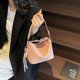 thumbnail image 2 of Bolso de mano sencillo de gran capacidad para mujer, moderno y versátil, para el tiempo libre, para el día a día, 2025, 2 of 5