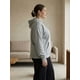 thumbnail image 4 of Sudadera Oversize Cómoda Versátil con Capucha y Bolsillo Frontal para Mujer, 4 of 5
