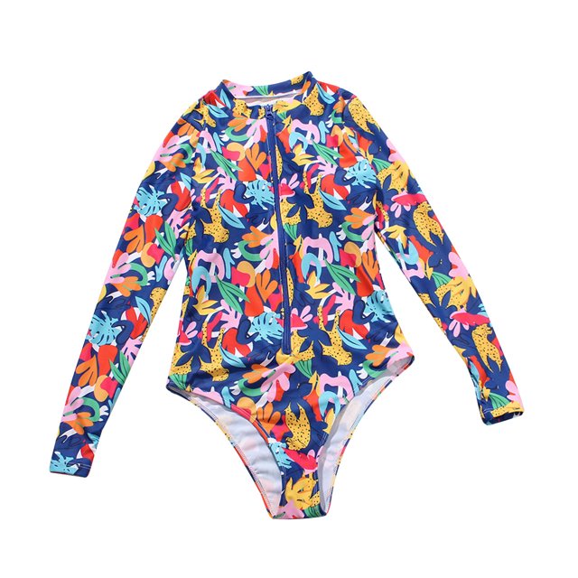 traje de baño dividido con estampado de mujer de talla grande traje de baño de moda bikini de playa fridja nalpqowj24328 Traje de baño dividido con parte superior de manga larga y cierre frontal, estampado multicolor sobre base azul, vista frontal centrada; silueta entallada con cintura alta y corte de pierna regular, tejido de nailon con almohadilla de pecho incluida, estilo sexy y casual para playa, piscina y natación; también suele usarse como prenda ligera para protección solar durante actividades acuáticas.