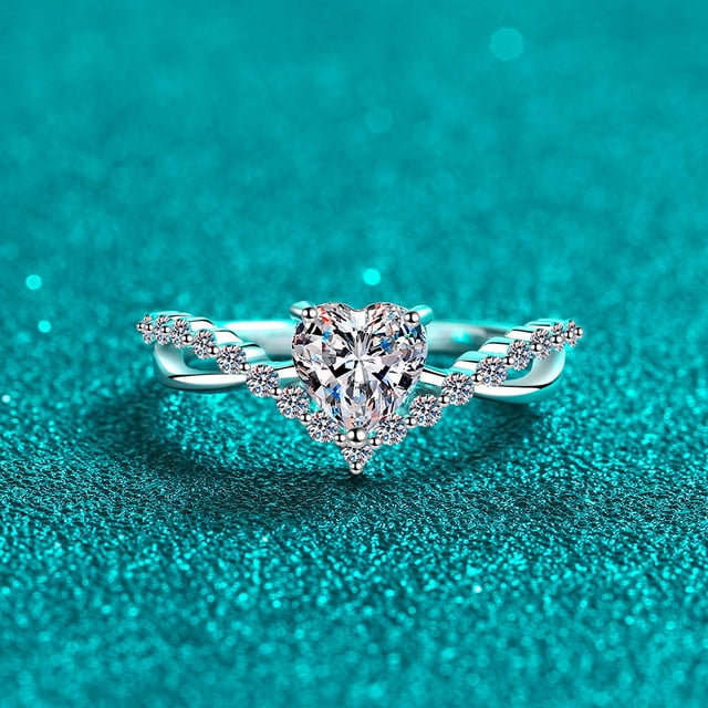 Anillo de moissanita de 1 quilate con corazón de amor y mesón bañado en oro pt950 en plata esterlina
