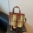 thumbnail image 4 of Bolso de mano versátil a cuadros para otoño e invierno, nuevo bolso de hombro popular de moda 2025, bolso de mensajero a cuadros retro, bolso tipo cubo para mujer, 4 of 5