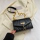 thumbnail image 1 of Bolso cuadrado pequeño y sencillo de moda para celebridades de Internet, nuevo estilo femenino, tendencia de primavera y verano, bolso bandolera cuadrado pequeño con cadena bordada., 1 of 5