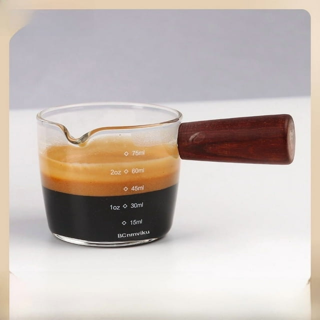 Tasse à Espresso en Verre Borosilicaté Résistant à la Chaleur avec Poignée en Bois, Capacité de 75 ml, Échelle de Mesure pour une Infusion Précise, Style Italien à Bec Unique, Idéale pour le Café du Matin et l'Après-midi