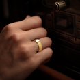 thumbnail image 4 of Anillo King Will de carburo de tungsteno de 8 mm, oro pulido, para hombre, 4 of 7