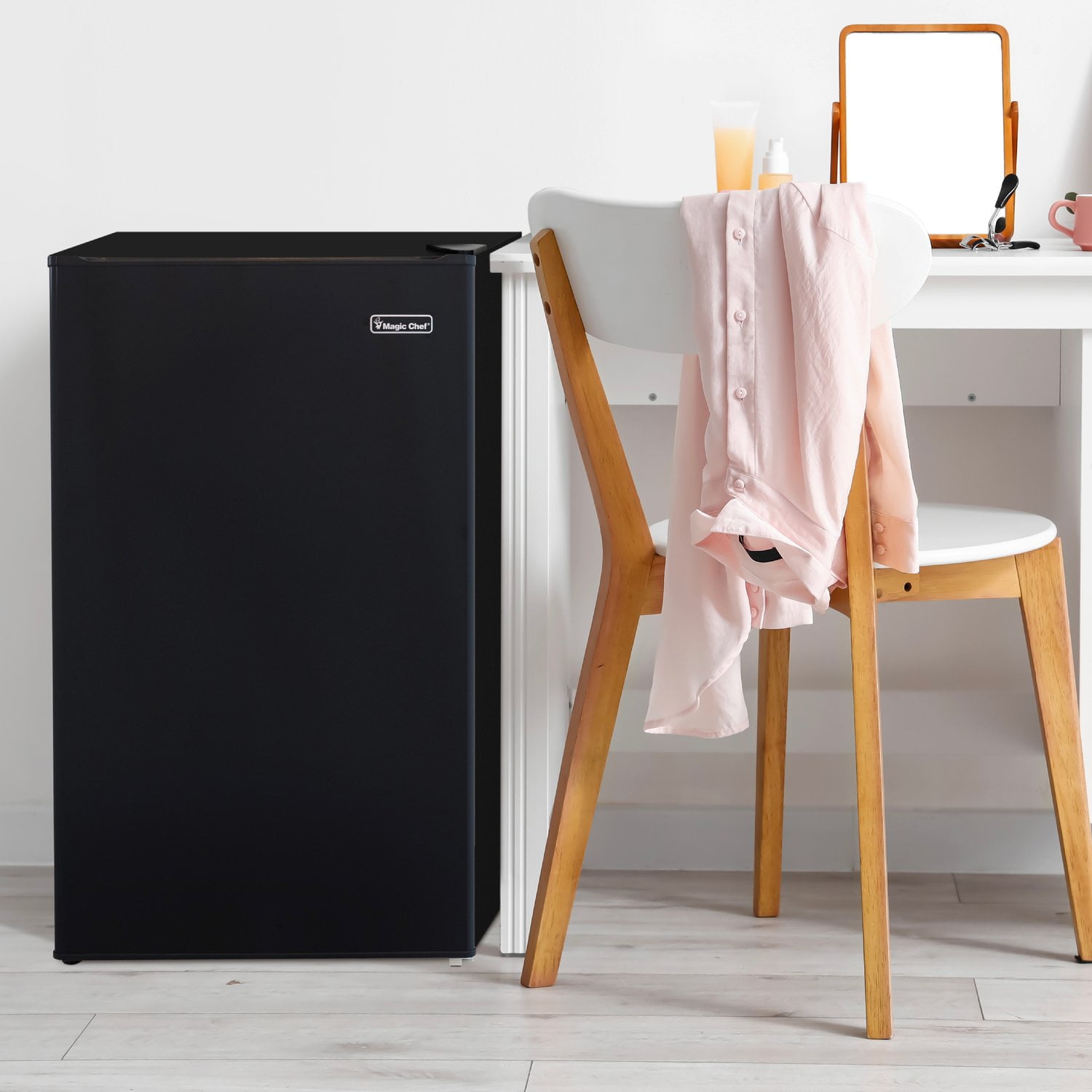 MAGIC CHEF 4.4 Cu Ft Refrigerator Manual Defrost, E-Star, HMR440BE