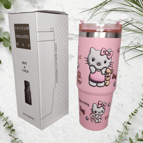 termo hello kitty de acero inoxidable 30 onzas con popote rosa, vista frontal centrada de termo alto con dibujos de Hello Kitty en el cuerpo mate, tapa transparente con boquilla popote plegable y banda de acero visible; incluye caja del producto sobre fondo claro; adecuado para llevar bebidas frías o calientes y a menudo usado para bebidas escolares o en viajes cortos.