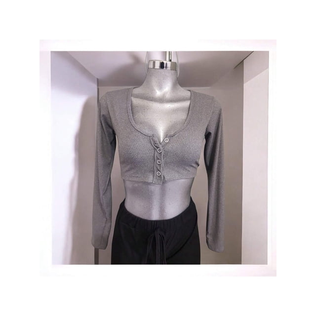 crop top sexy blusa con mangas largas y botones ropa para mujer color gris talla unitalla marca emil saes crop top gris frontal con mangas largas y cuatro botones frontales, escote redondeado, tejido acanalado de estiramiento medio y corte corto sobre la cintura en maniquí plateado; también suele usarse en outfits casuales y urbanos.