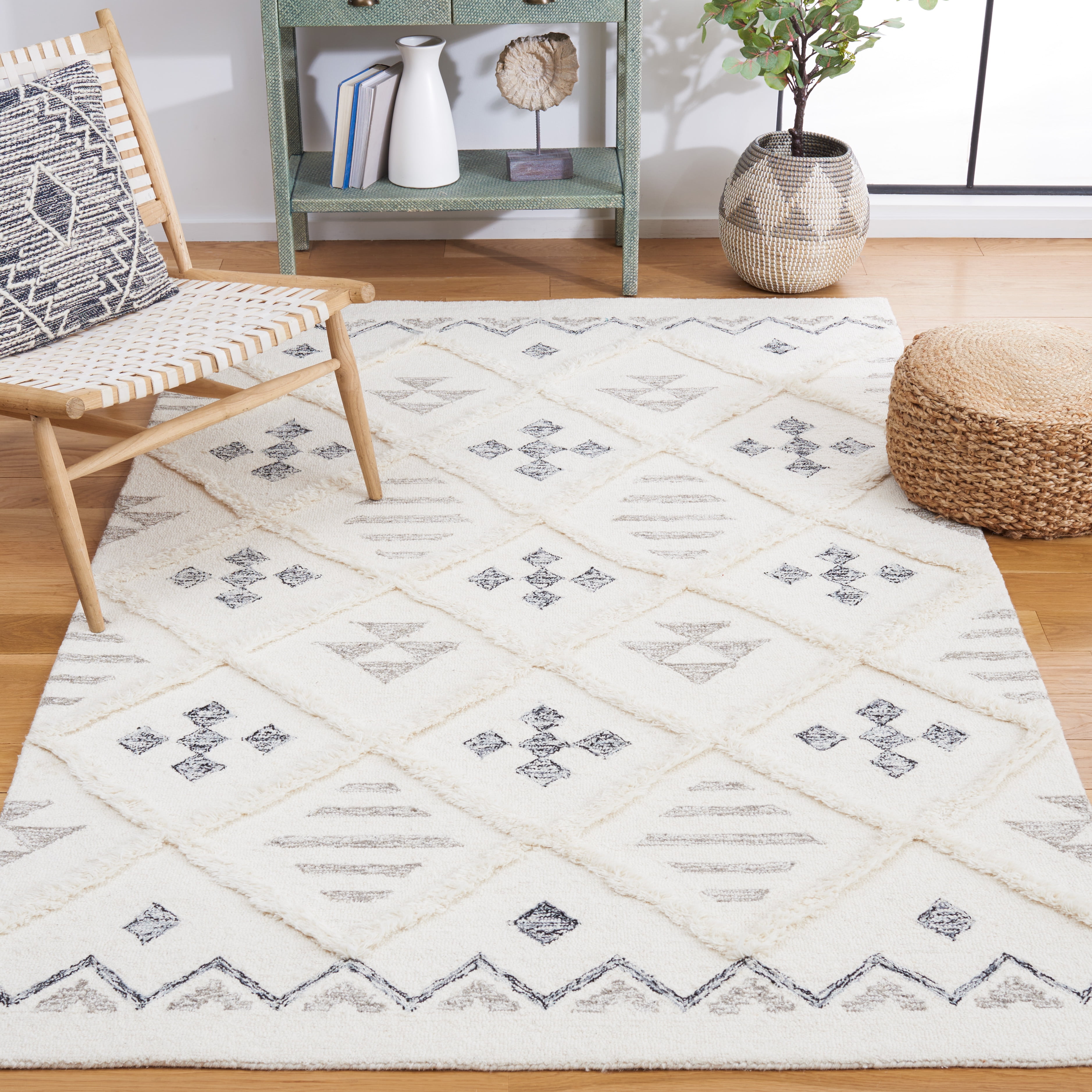 SAFAVIEH Casablanca Loew Diamond Area Rug, Ivory/Black, 6' x 9'