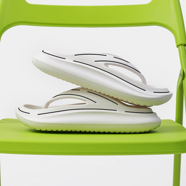 pareja mujeres hombres chanclas ortopédicas soporte de arco sandalias de tanga suave zapatillas wmkox8yii ytu9516 Par de sandalias ortopédicas blancas con soporte de arco, vista lateral 3/4 sobre silla verde; plantilla y suela EVA acolchada, tiras tipo tanga, ranuras antideslizantes y tacón plano de 3.5 cm; ligeras, aptas para uso casual y exterior, también suelen usarse para viajes.