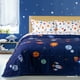 thumbnail image 3 of Set de 4 Piezas Edredón Acolchado y Sábanas Infantil Individual Dreamlab, Colcha para Cualquier Temporada, Hipoalergénica, Diseño Espacio, Color Azul, 3 of 5