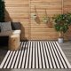 thumbnail image 1 of Alfombra LEEVAN a rayas blancas y negras de 90 x 150 cm para exteriores, 1 of 8