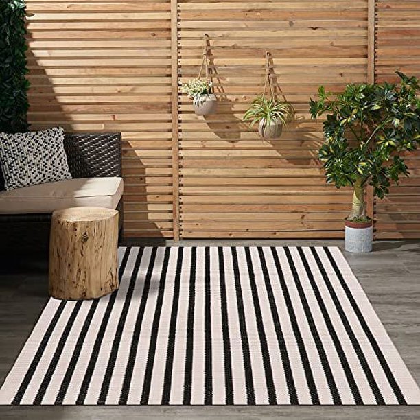 Alfombra LEEVAN a rayas blancas y negras de 90 x 150 cm para exteriores