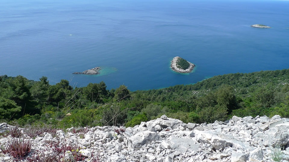 Остров в адриатическом море 3. Мыс каменяк хорватия. адриатическое море средиземное море. берег адриатического моря. золотой мыс хорватия.