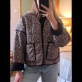 thumbnail image 4 of Chaqueta Acolchada Corta con Estampado Floral Vintage para Mujer, Chaqueta Corta Abierta Al Frente, Ropa de Abrigo Naranja y Negro M, 4 of 5