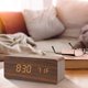 thumbnail image 1 of Reloj despertador digital de madera con carga inalámbrica, atenuador de brillo ajustable y volumen de alarma, modo día laborable/fin de semana, alarma dual, 12/24 h, LED de madera C, 1 of 5