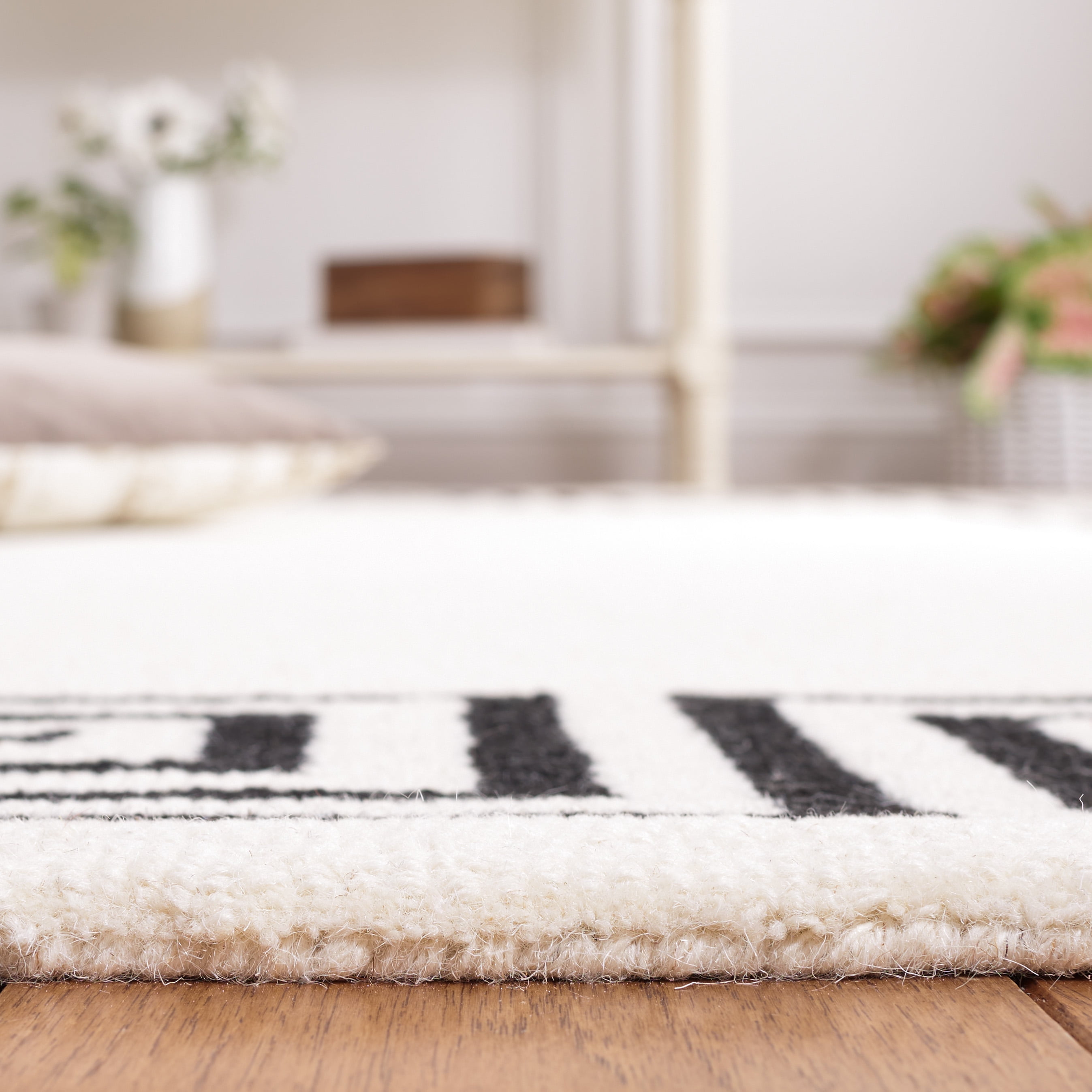 SAFAVIEH Metro Ivonette Bordered Area Rug, Ivory/Black, 3' x 5'