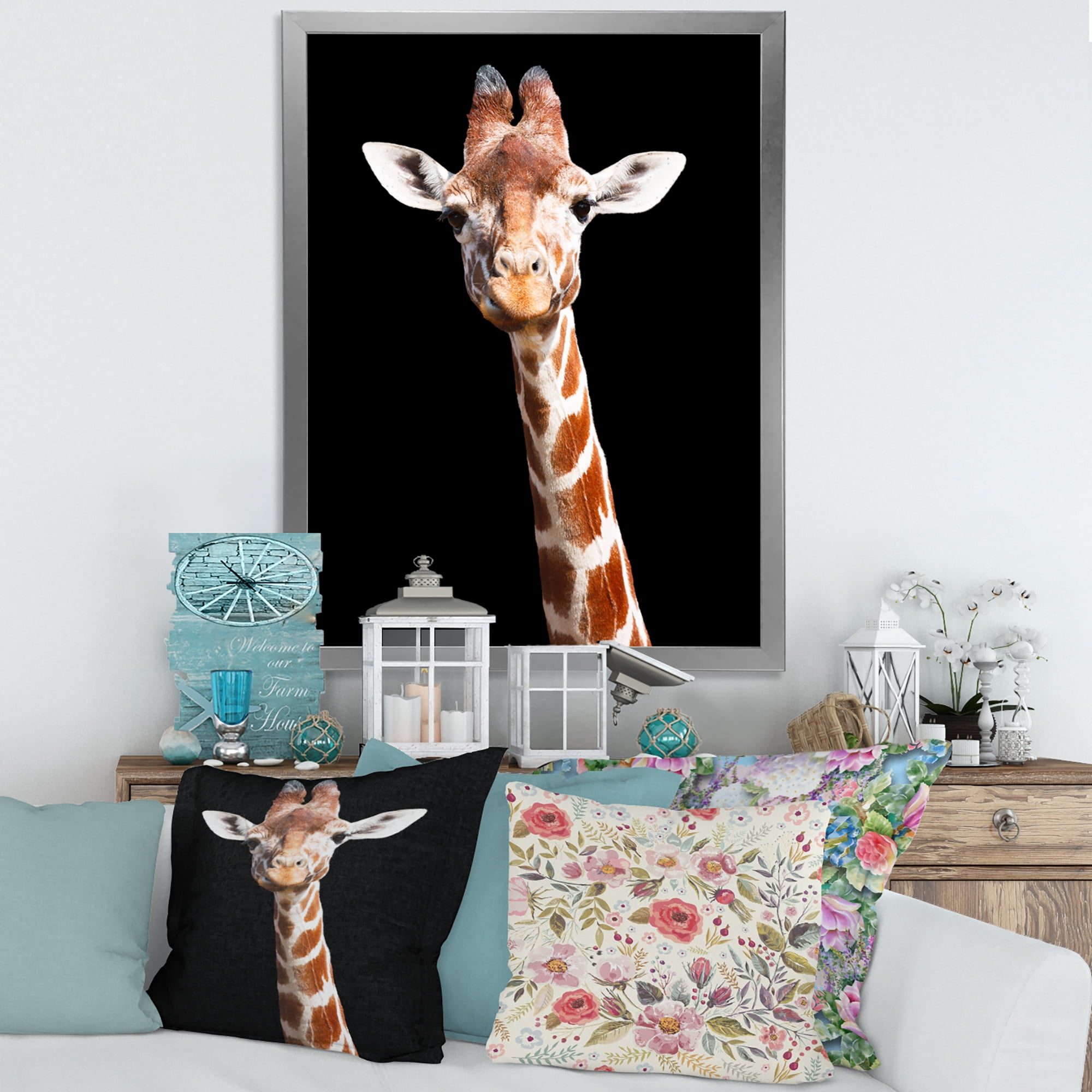 Designart 'Close Up Portrait Of A Giraffe On Black V' Farmhouse Framed Art Print