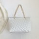 thumbnail image 5 of Bolso de compras de cuero de PU acolchado con patrón de celosía de monedero informal para mujer (blanco), 5 of 9