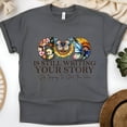 thumbnail image 1 of Dieu Écrit Encore Ton Histoire T-Shirt Chrétien Graphique, Gris Foncé, Taille G, 1 of 6
