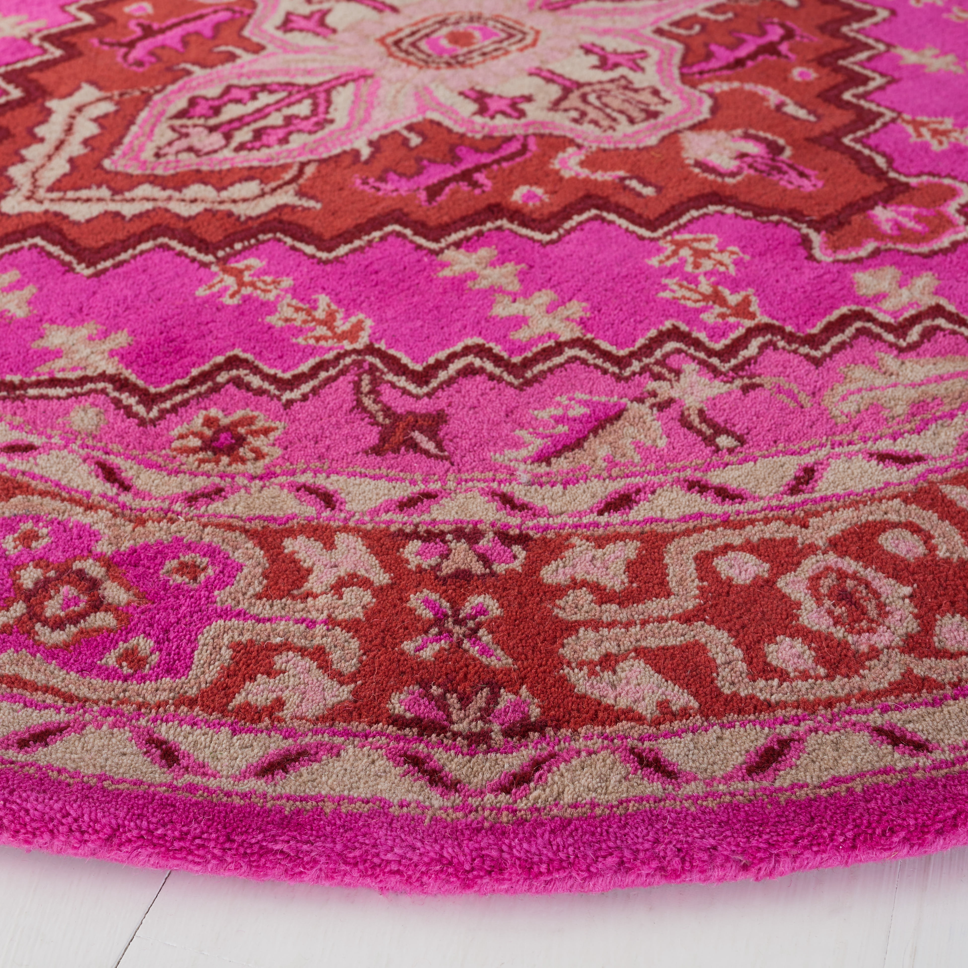 SAFAVIEH Bellagio Major Bordered Wool Area Rug, Red/Pink, 5' x 5' Round