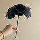 thumbnail image 4 of Rosa Negra Artificial para Halloween | Flor Artificial de Plástico de 30 Cm | Accesorio para Fiestas Navideñas de Interior | Duradera y Sin Necesidad de Mantenimiento | Decoración Gótica para El Hoga, 4 of 6