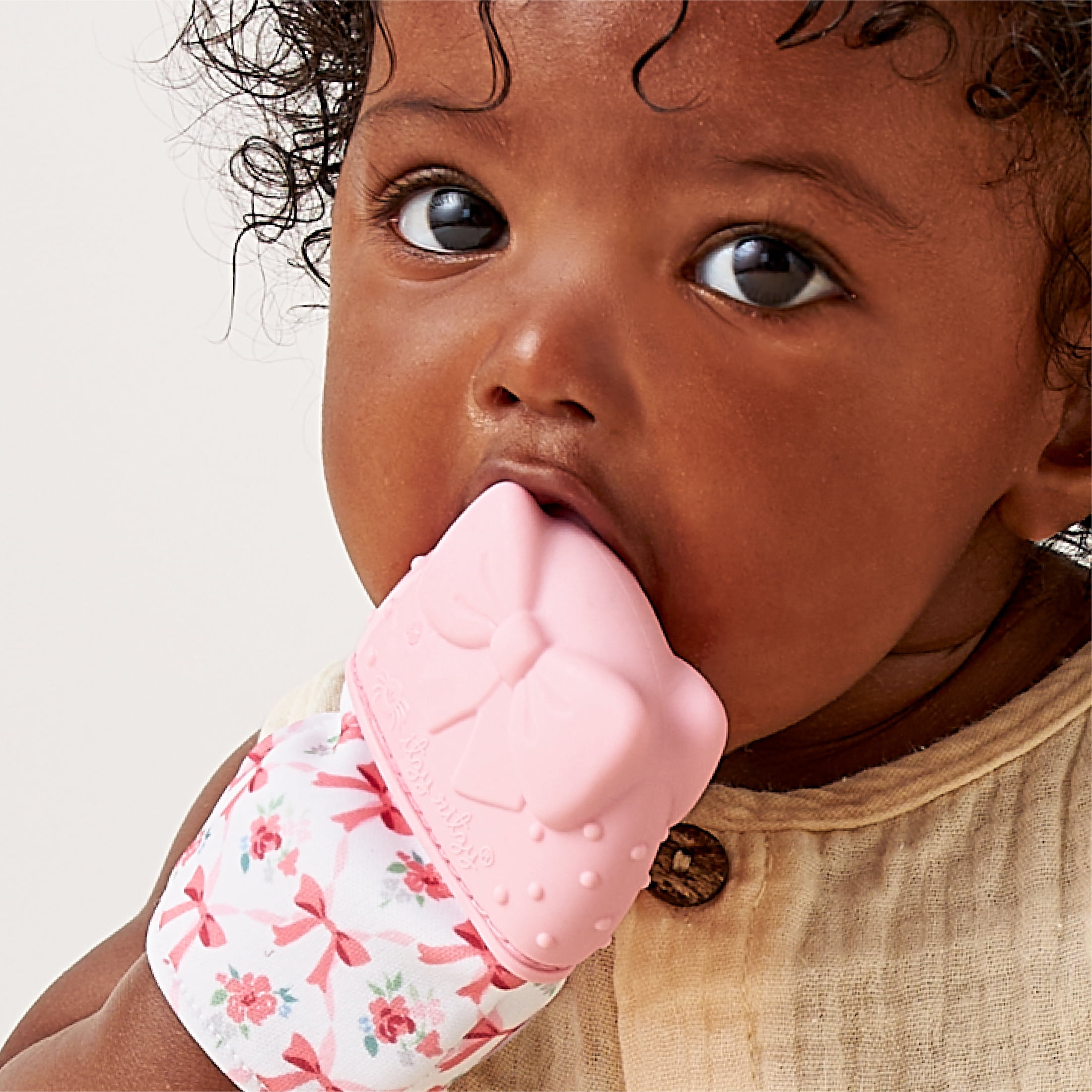 Itzy Ritzy Teething Mitt™ Ribbons and Roses 0m+