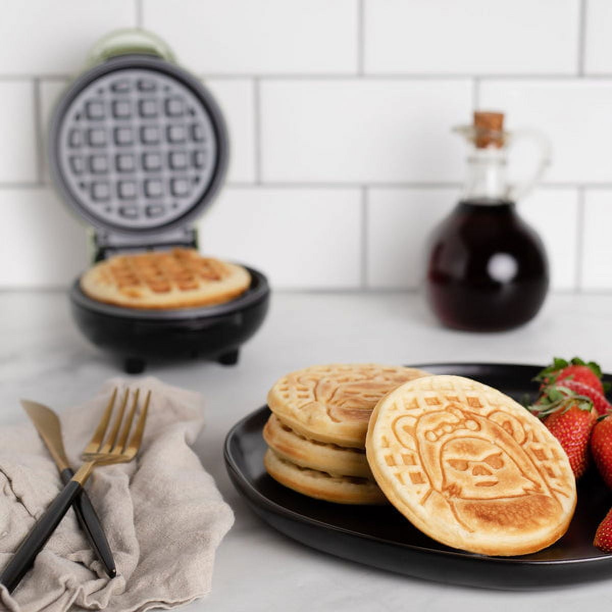 Uncanny Brands スターウォーズ ミニ Ewok ワッフルメーカー Uncanny Brands Star Wars Mini Ewok Waffle Maker - Walmart.com