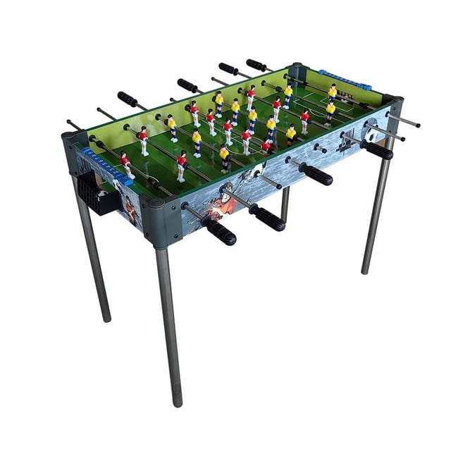 mesa de futbolito athletic works 2 en 1 de 32 pulgadas con patas de acero plegables, vista 3/4 del tablero verde con figuras de jugadores en barras metálicas y mangos negros, marco con decoración lateral y patas desmontables para fácil almacenamiento; apta para salas recreativas y reuniones familiares.