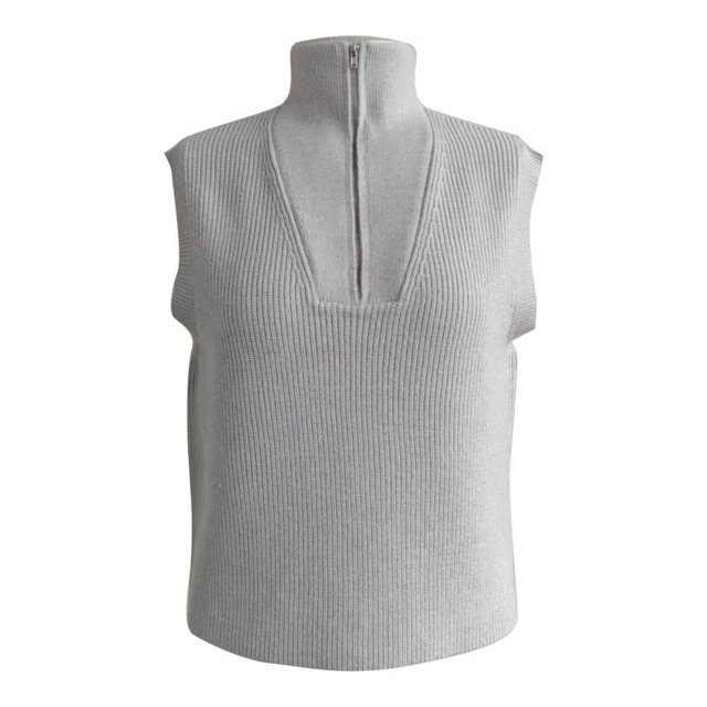 chaleco george para mujer, con cuello alto, cierre en pecho, contraste en cintura gris talla ch. Frontal centrado: chaleco sin mangas de punto acanalado gris claro con cuello alto y cierre vertical en el centro del pecho; silueta recta, textura de tejido visible en las costillas del punto y contraste definido en la cintura; acabado liso en sisas y dobladillo, adecuado para capas invernales; también suele usarse como prenda de entretiempo para combinar sobre blusas ligeras.