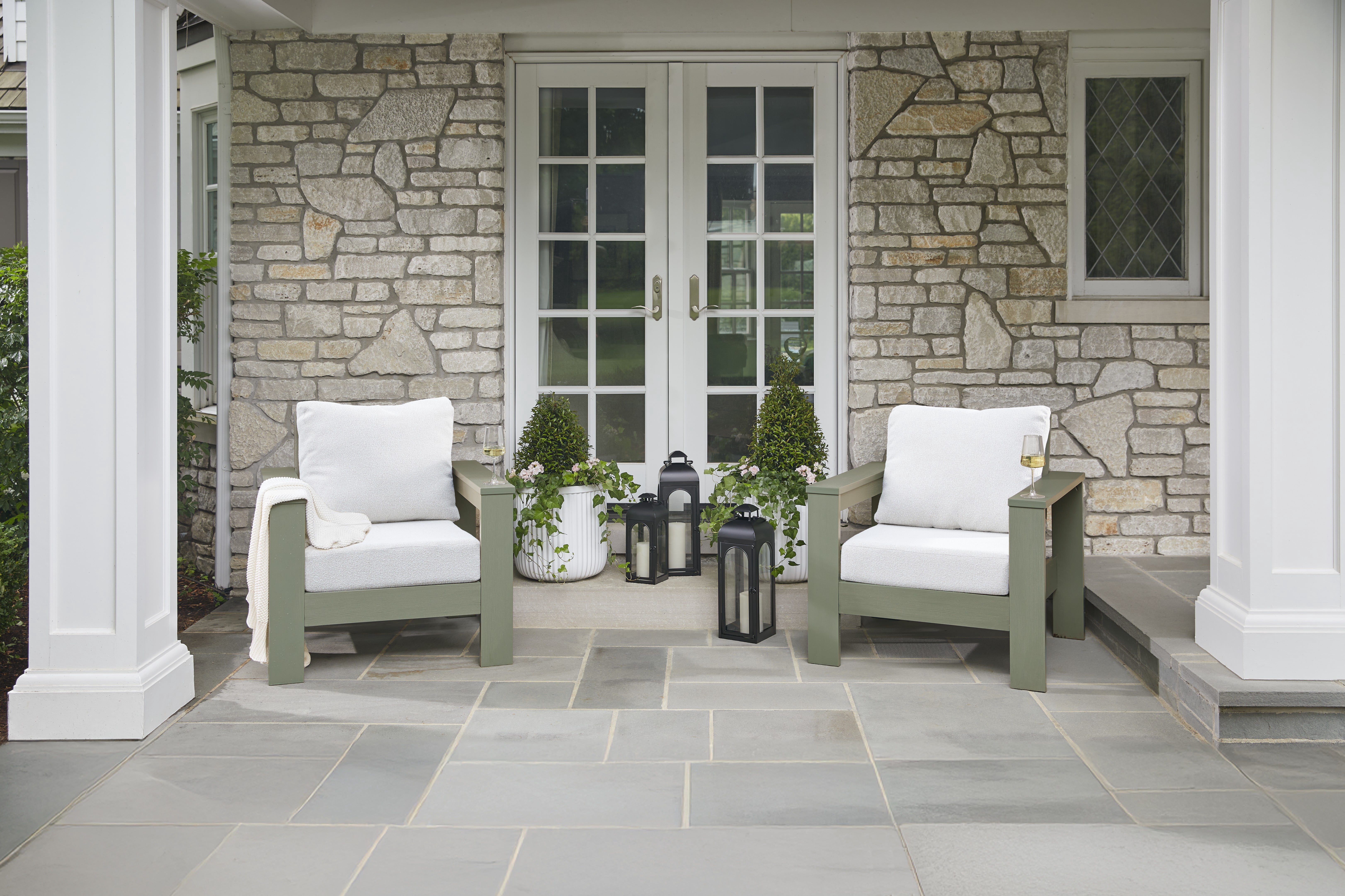Better Homes & Gardens Ezra Outdoor HDPE Club Chair, Green with Cream Boucle Cushions