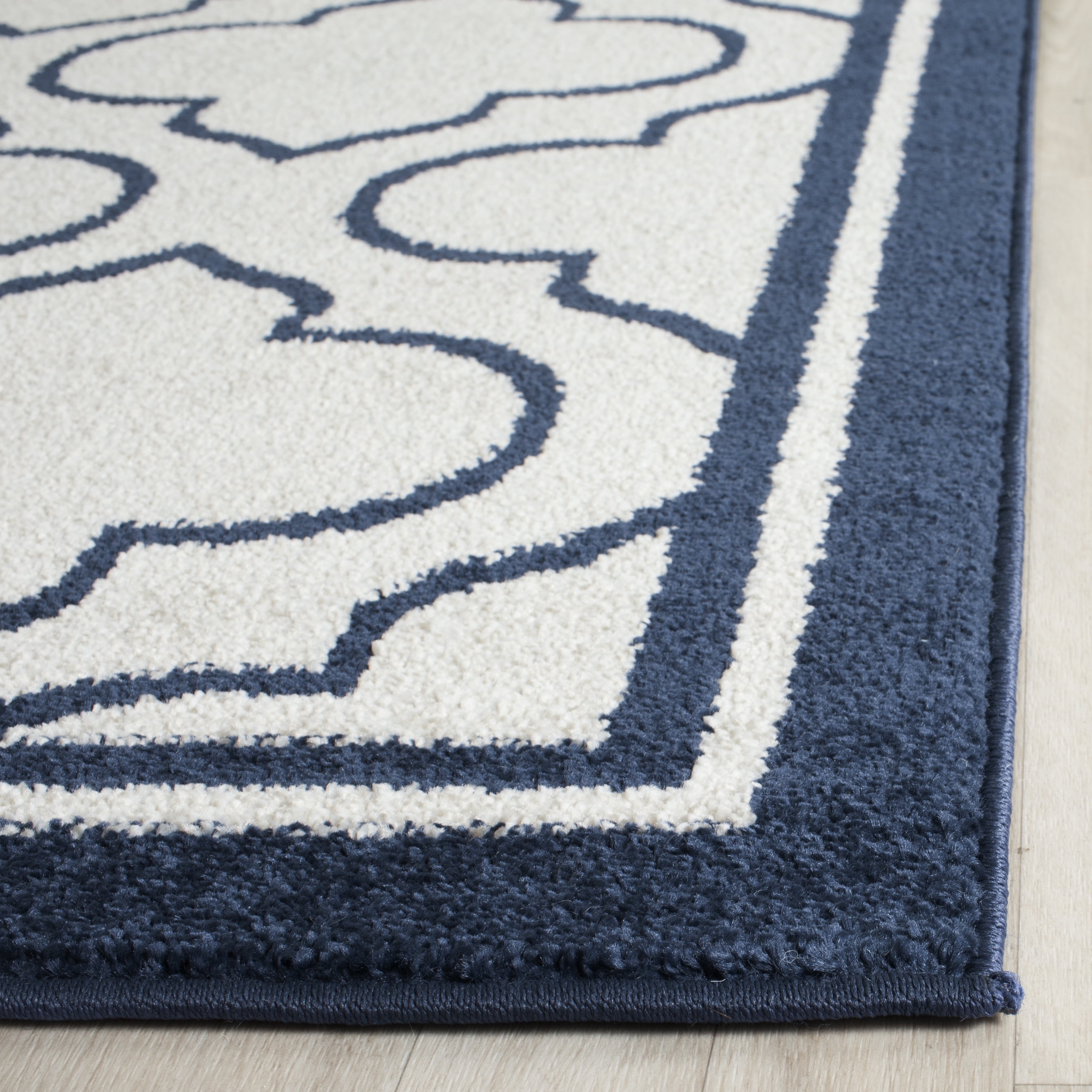 Safavieh Amherst Wilson Geometric Area Rug, Ivory/Navy, 4' x 6'