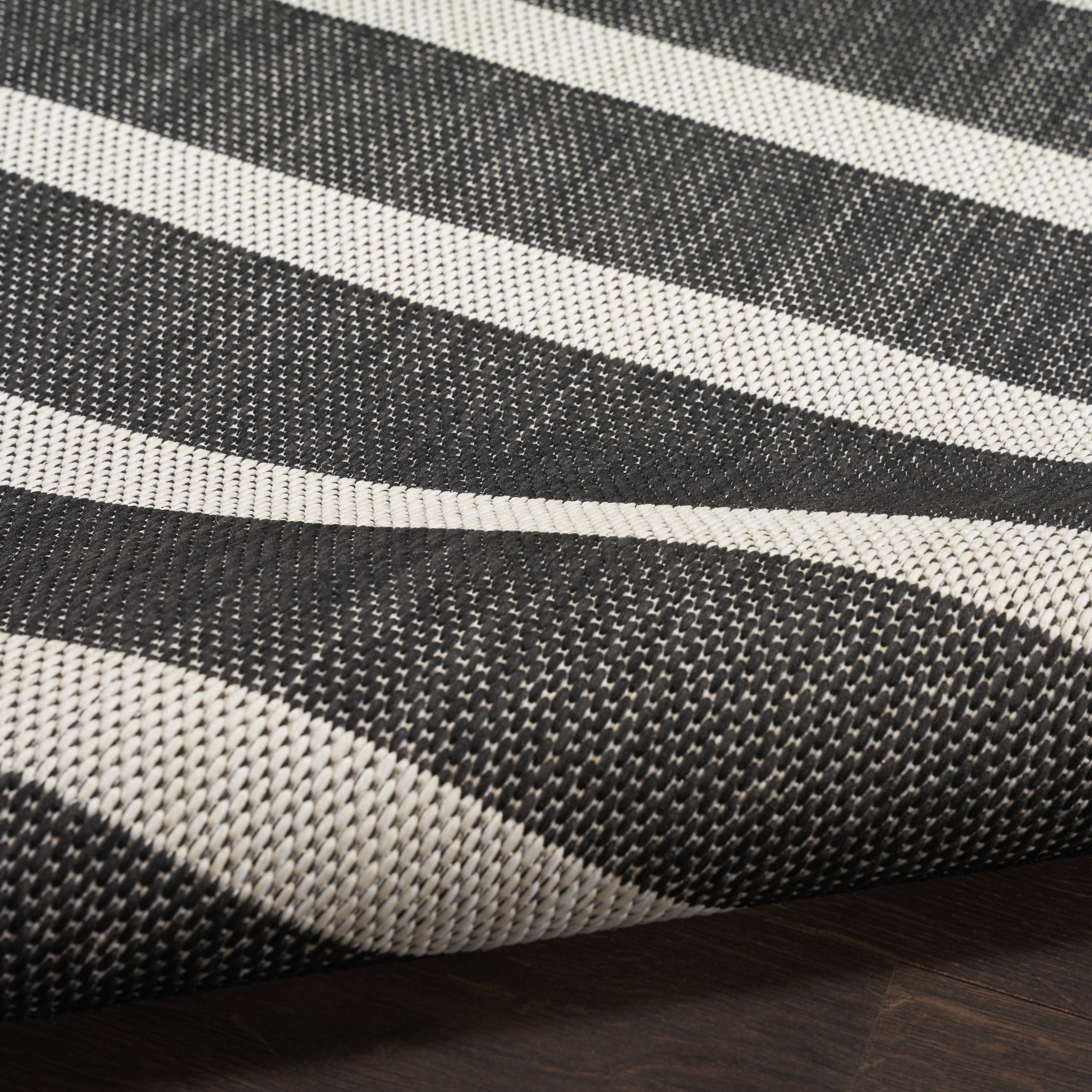 Nourison Positano Indoor/Outdoor Black Ivory 5' x 7' Area Rug (5x7)
