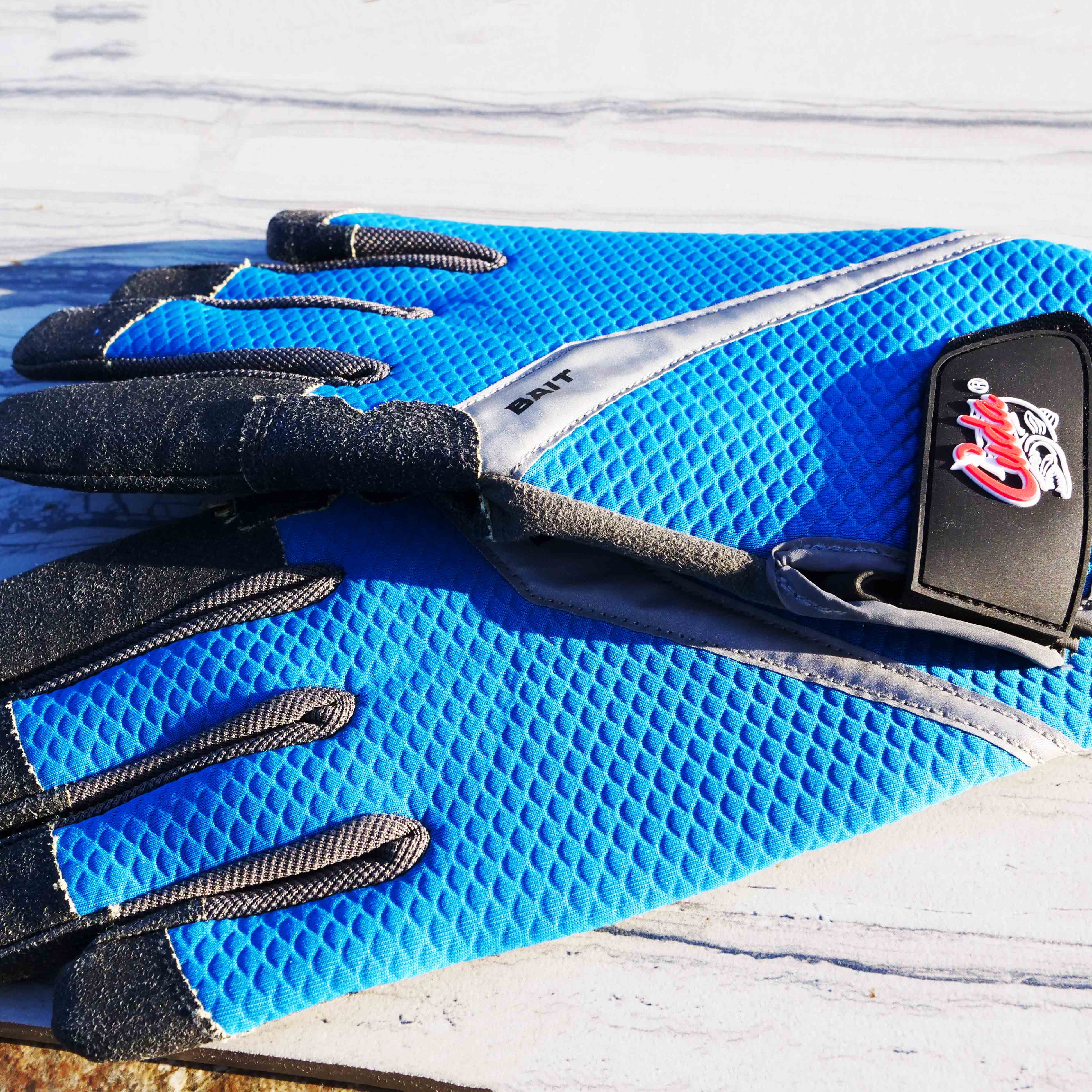 Cuda Bait Gloves, Medium並行輸入品　送料無料 Free Shipping! Cuda Bait Gloves, Neoprene⁄Microfiber, Medium, Blue