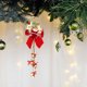 thumbnail image 4 of Escena navideña: Árbol de Navidad decorado, anciano con colgante, 4 of 6