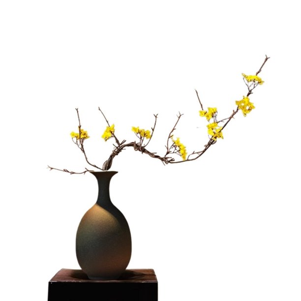 Flor de cerezo amarilla con jarrón de cerámica for la entrada de un salón de té, decoración de escritorio con flores de imitación.