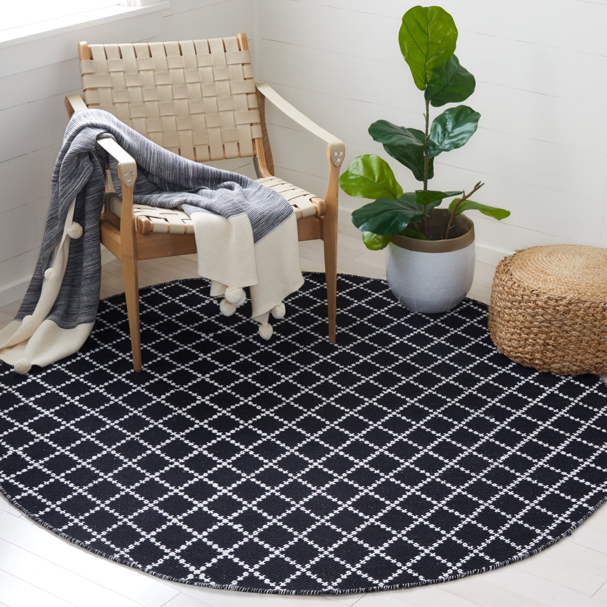 SAFAVIEH Montauk Jolyon Diamond Cotton Area Rug, Black/Ivory, 6' x 9'