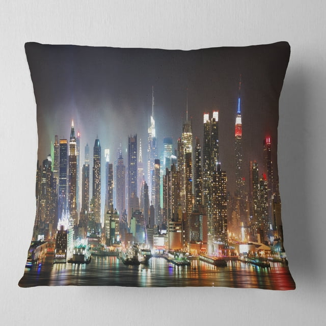 Lit NYC Manhattan Skyline - Coussin Photo Paysage Urbain - 18x18