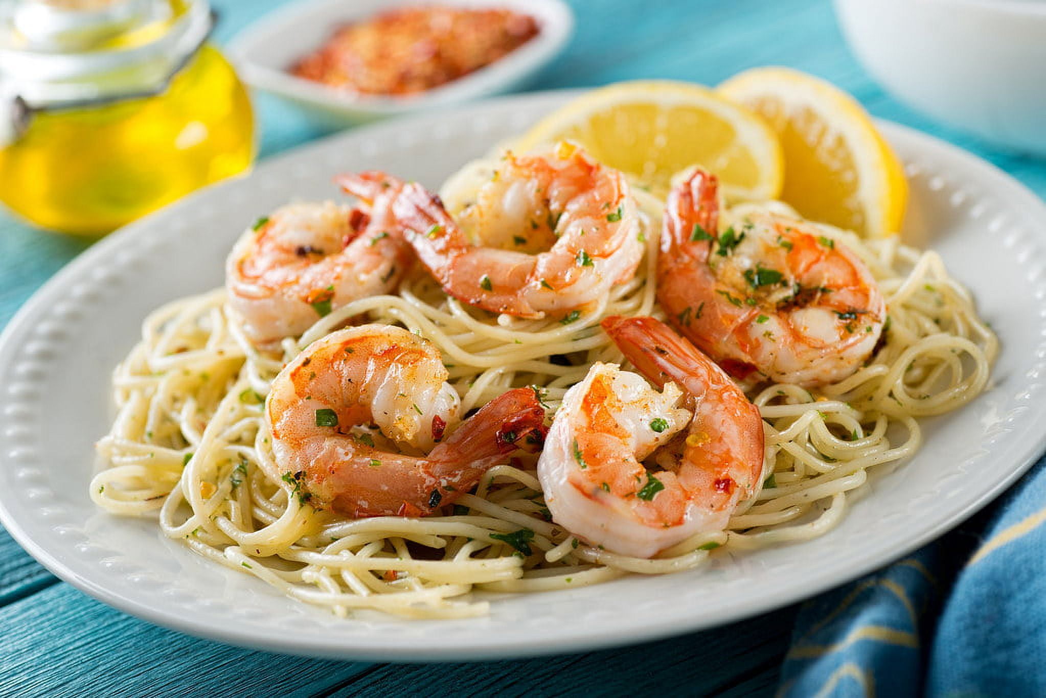 Fresh Jumbo Raw Shrimp Easy-Peel Deveined Tail-on, 2 lb (21-25 Count per lb), Ready to Cook