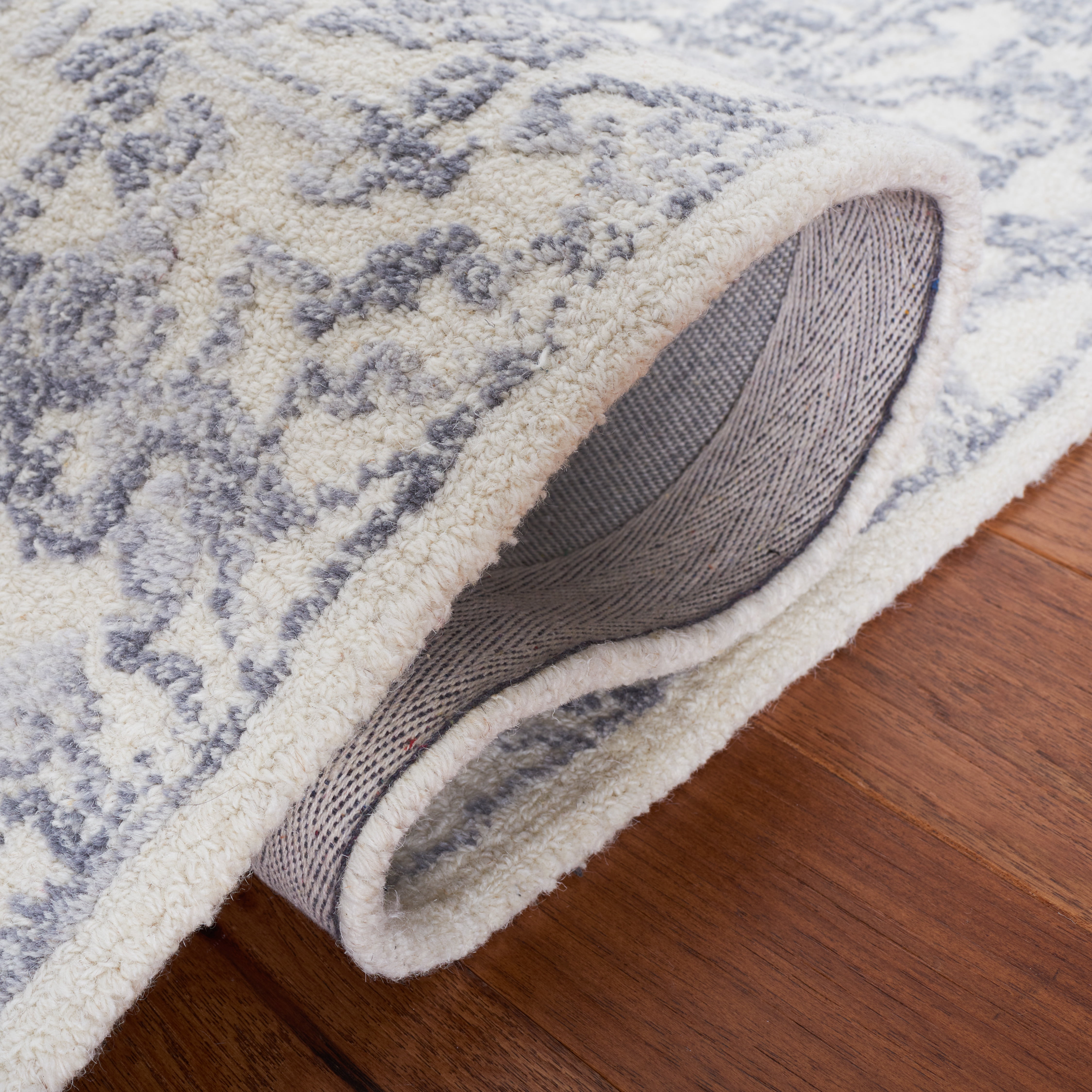 SAFAVIEH Metro Boniface Distressed Area Rug, Beige/Grey, 4' x 6'