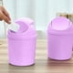 thumbnail image 5 of Mini bote de basura de escritorio con tapa, contenedor de almacenamiento de plástico rosa de 7.7x5.5x5.5in para cocina, oficina, baño - Cesta de basura compacta de 0.22lb para restos de papel, 5 of 5