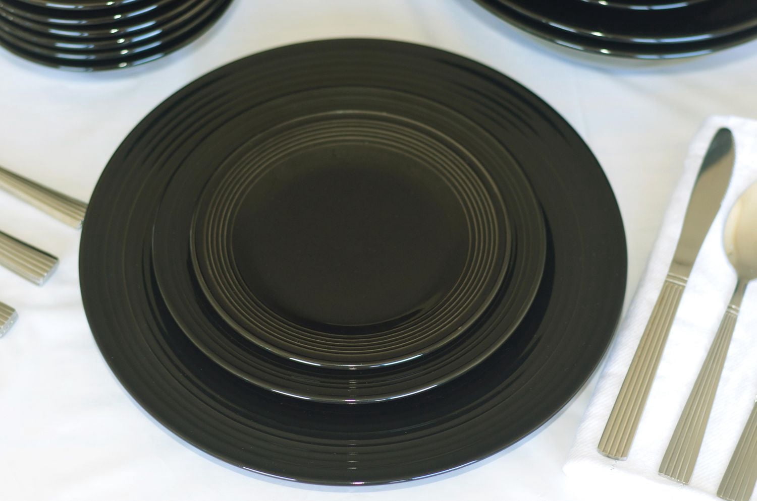 10 Strawberry Street Nova Round 62-Piece Dinnerware Set