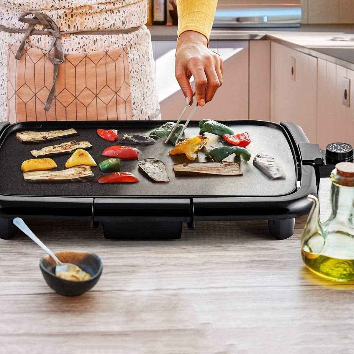 OVENTE Electric Griddle with 16 x 10 Inch Flat Non-Stick Cooking Surface, Removable and Adjustable Temperature Control, Indoor Grill for Instant Breakfast, Pancakes, Eggs or Burgers, Black GD1610B