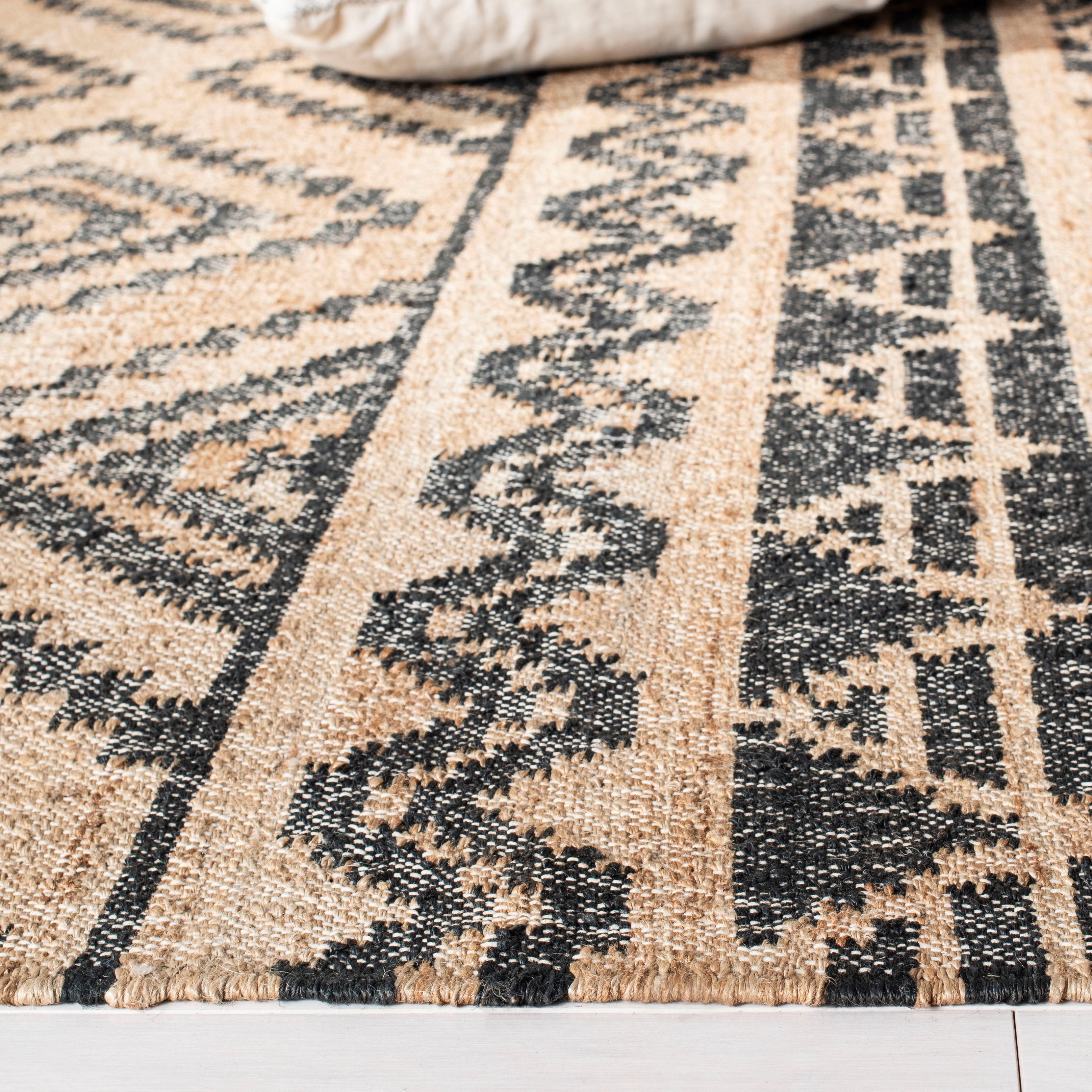 SAFAVIEH Kilim Jaylee Geometric Aztec Area Rug, Natural/Charcoal, 5' x 8'