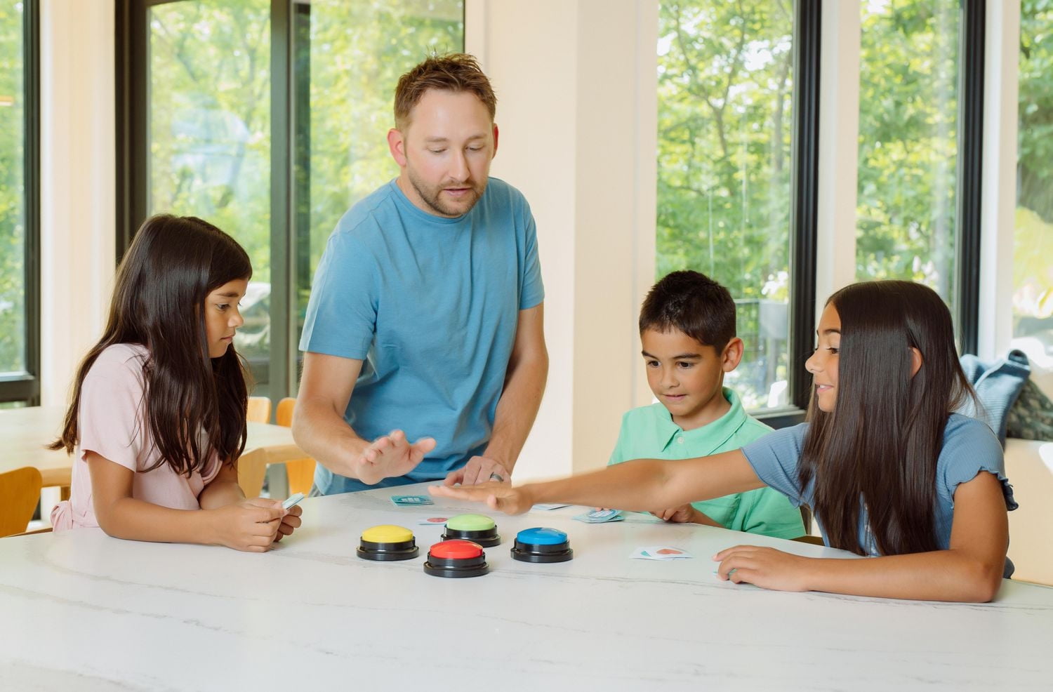 Jeu télévisé familial Chuckle & Roar Buzzers pour enfants âgés de 4 à 8 ans et plus par Buffalo Games Buzzers du jeu télévisé familial C&R