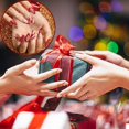 thumbnail image 5 of Uñas postizas navideñas MACHAO 24 piezas color rojo almendra autoadhesivas con patrón de copo de nieve, 5 of 5