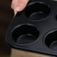 thumbnail image 2 of Molde antiadherente de acero al carbono para cupcakes, color negro, de liberación rápida, para 6 moldes de cocina., 2 of 6