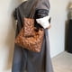 thumbnail image 4 of Bolso de mano acolchado con forma de corazón para mujer bolso de moda versátil de gran capacidad con monedero, 4 of 9