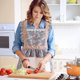 thumbnail image 2 of 3 Piezas Mandiles de Cocina Mujer, Mandiles de Cocina Floral con Bolsillo, Con Tirantes Extra Anchos y Correas Traseras Ajustables, Perfecto para el Hogar, Restaurantes, Parrillas y Reposter&iacut, 2 of 6