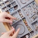 thumbnail image 5 of Caja de almacenamiento de joyería con bandeja gris, estuche de maquillaje, aretes de botón, pulsera, estante para anillos, 5 of 5
