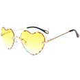 thumbnail image 4 of Gafas de sol para mujer Sunnimix de montura de corazón lentes teñidas para fiestas Amarillo, 4 of 5